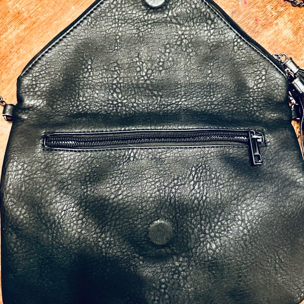 Black Vegan Leather‎ Envelope Crossbody Handbag long chain strap - Picture 3 of 7